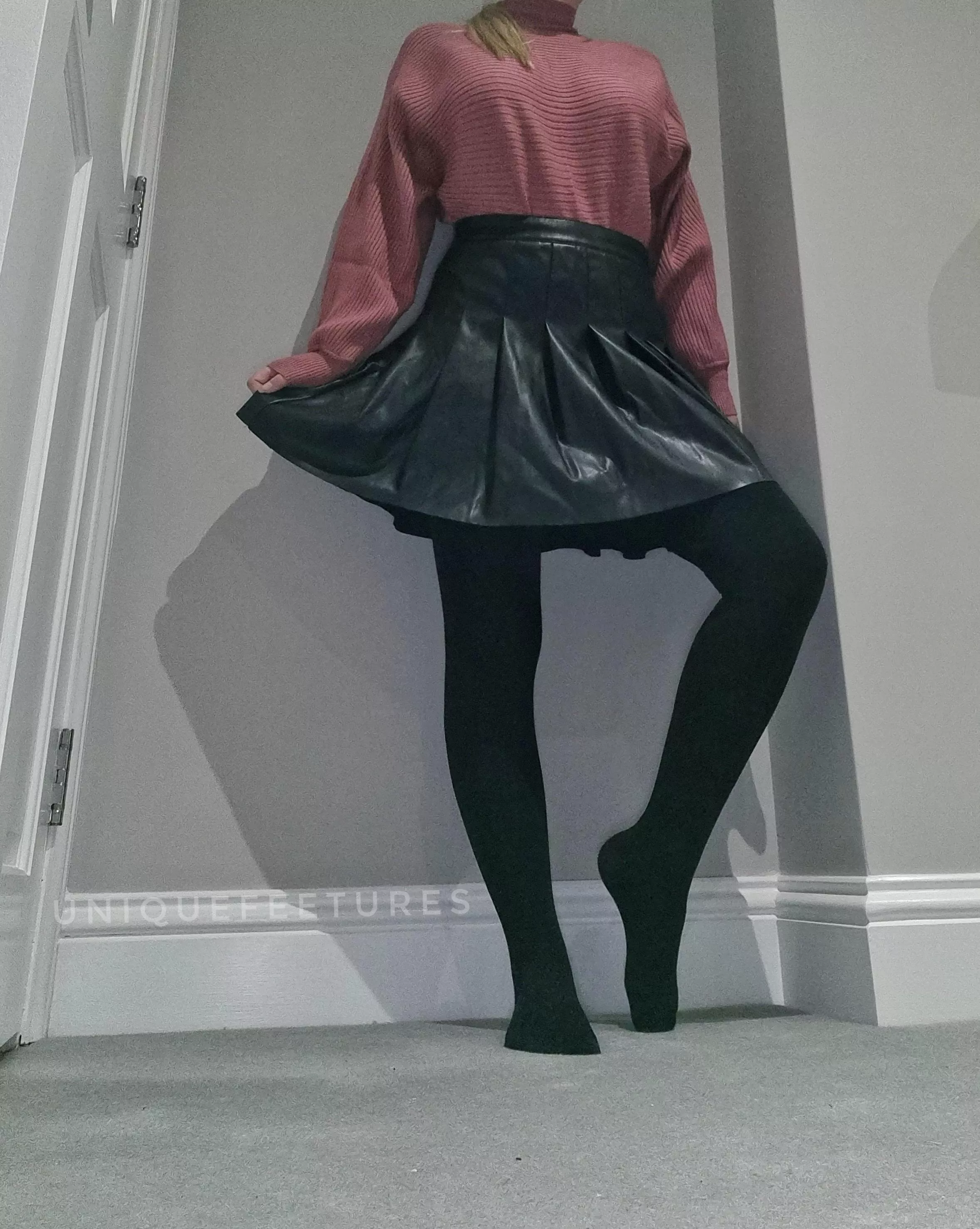 Some thick black pantyhose keeping me warm in this cold weather 🥶🥵 posted by UniqueFeetures