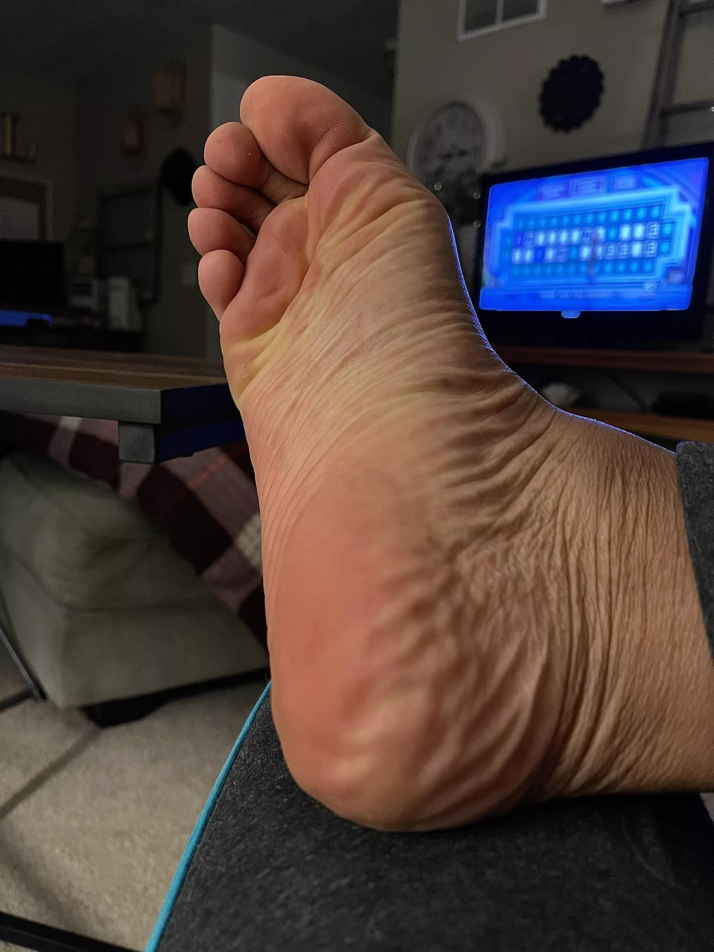 Somebody come lick the sweat off my squishy, meaty pillow solessss…🤤👣🦶🏻 posted by Intelligent_Funny640