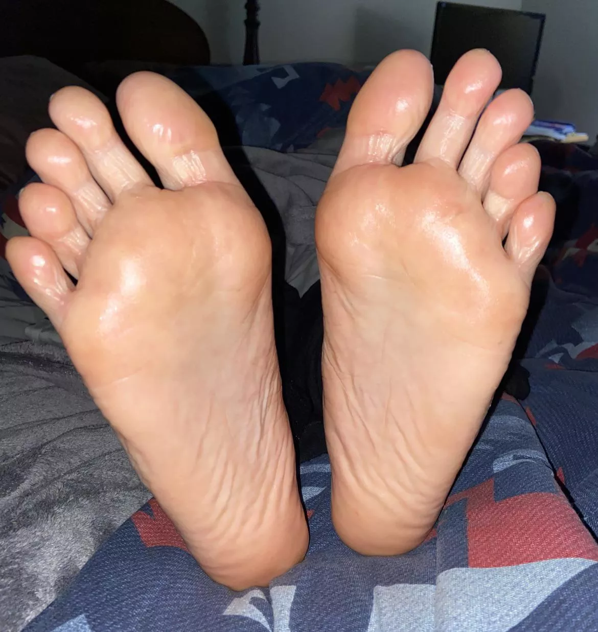 Someone come use my oiled soles 🥰 posted by ISKGT