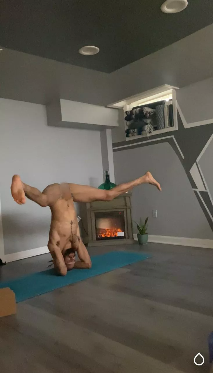 Split Headstand posted by Freeyogi14