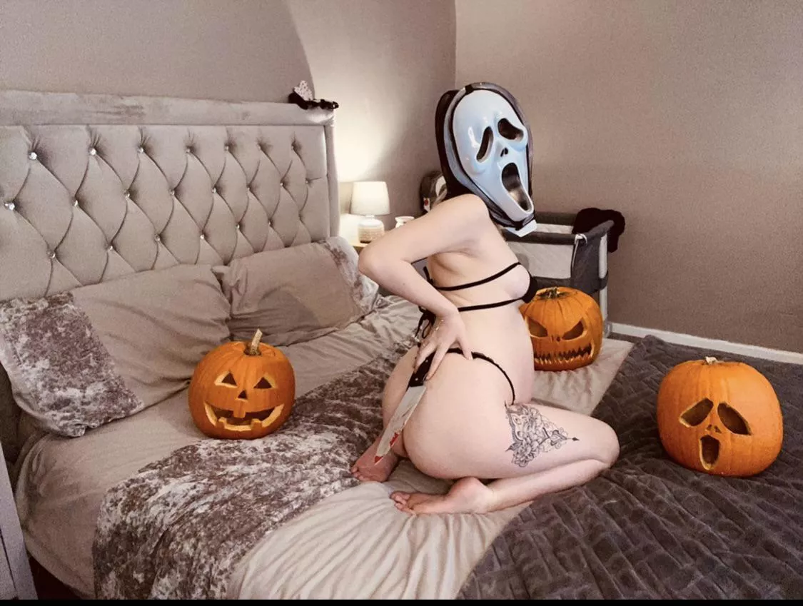 Spooky pregnant ghost face🎃 posted by LillzHannah