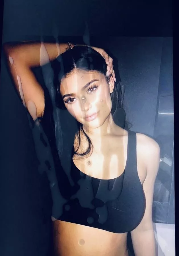 Sprayed Kylie Jenner Again I canâ€™t resist ðŸ’¦ posted by DiscountExpress4035