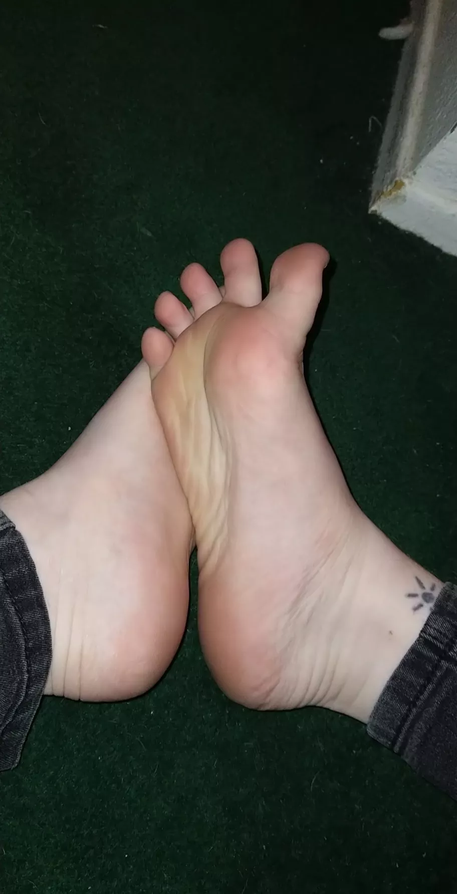 Spread Eagle toes? Haha! (dms open) posted by feetiecutie