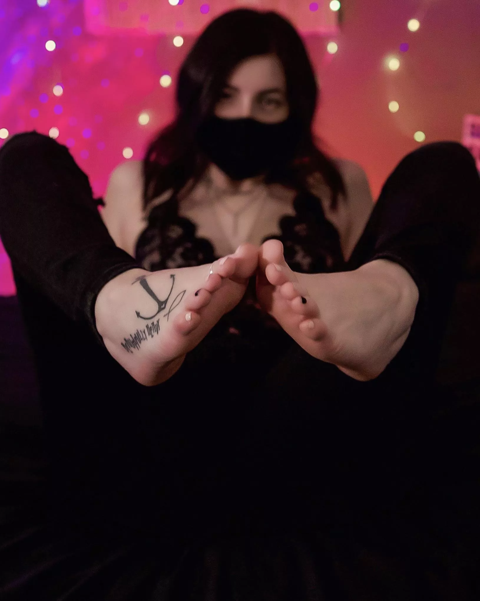 start off your year by worshipping my feet 😈 posted by suddenly_sare