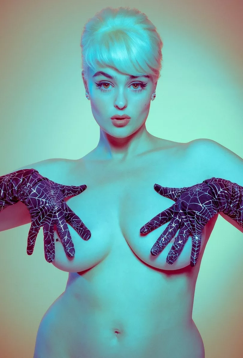 Stefania Ferrario posted by tungstenbell