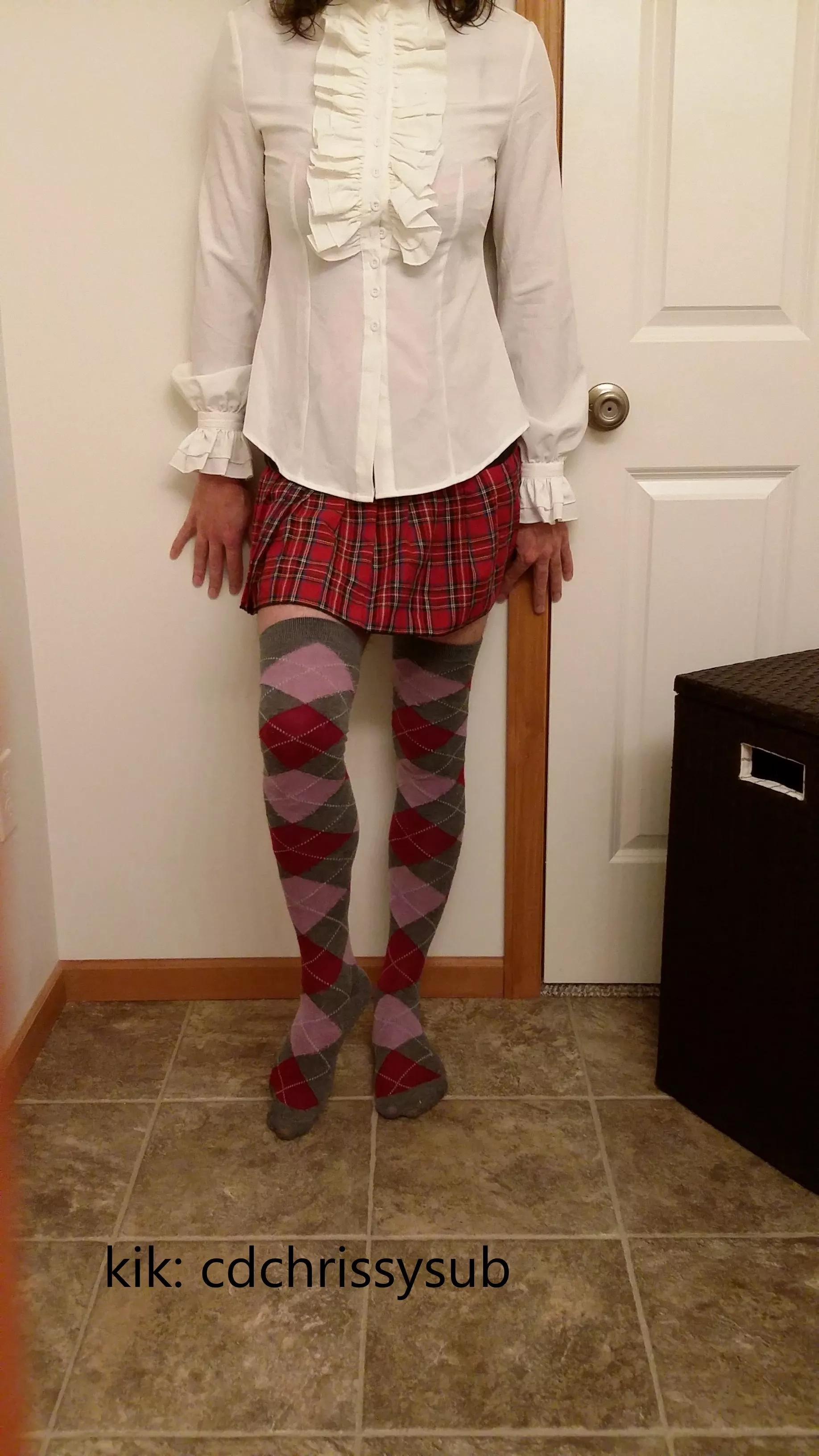 submissive crossdresser stuck at work, looking to chat posted by cdchrissycross