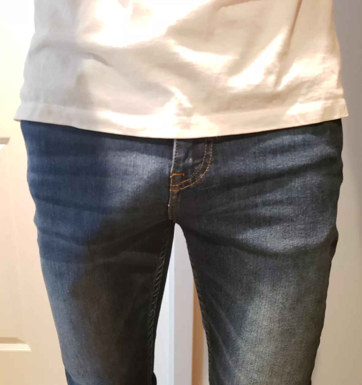 Subtle bulge in jeans posted by tawy000