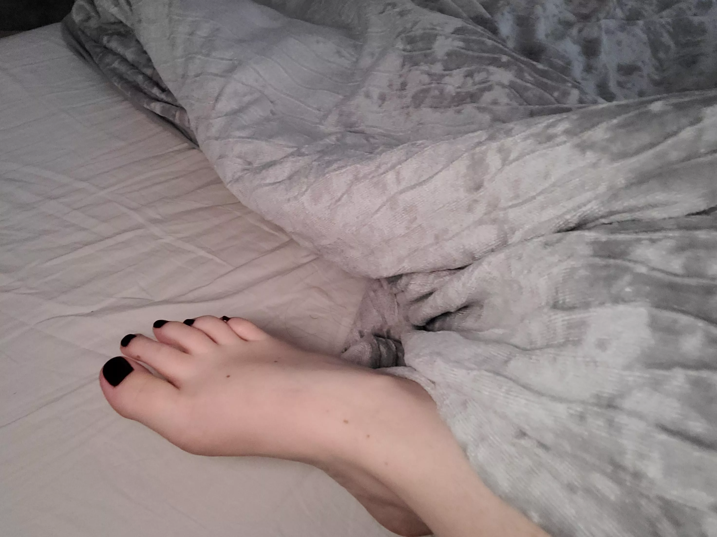 Sweaty morning feet 🤭😈 posted by JuiletsSecret