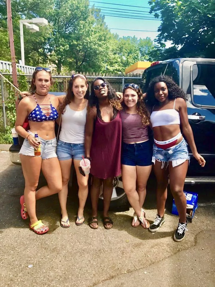 Tailgate babes [5] posted by swordmastax10