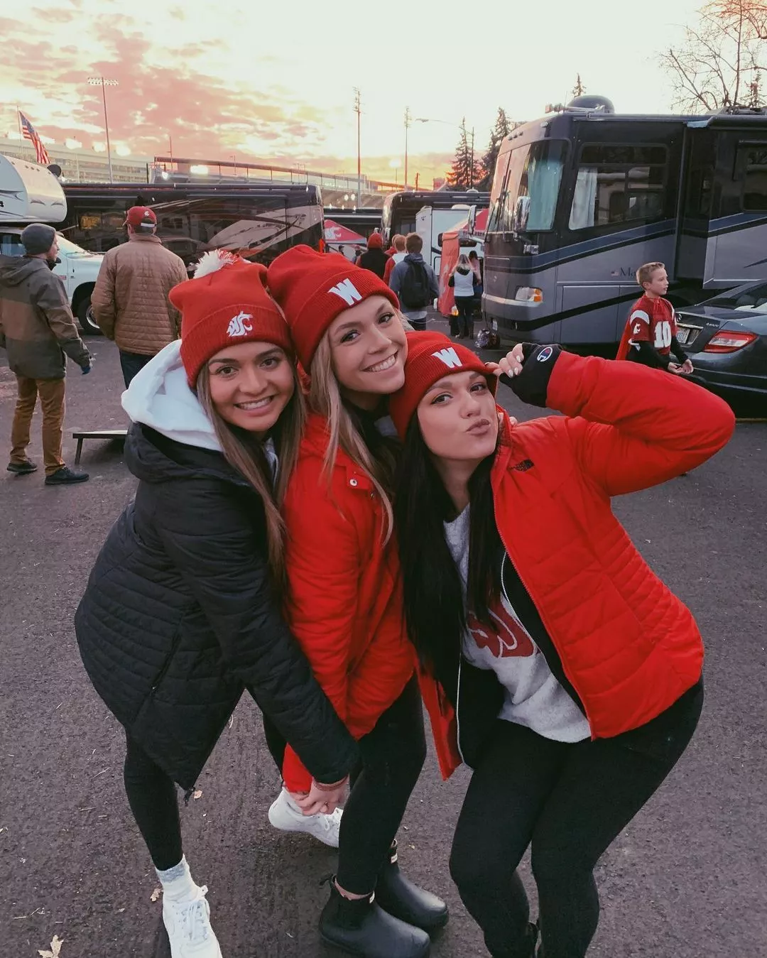 Tailgating Cuties posted by honeybee9299