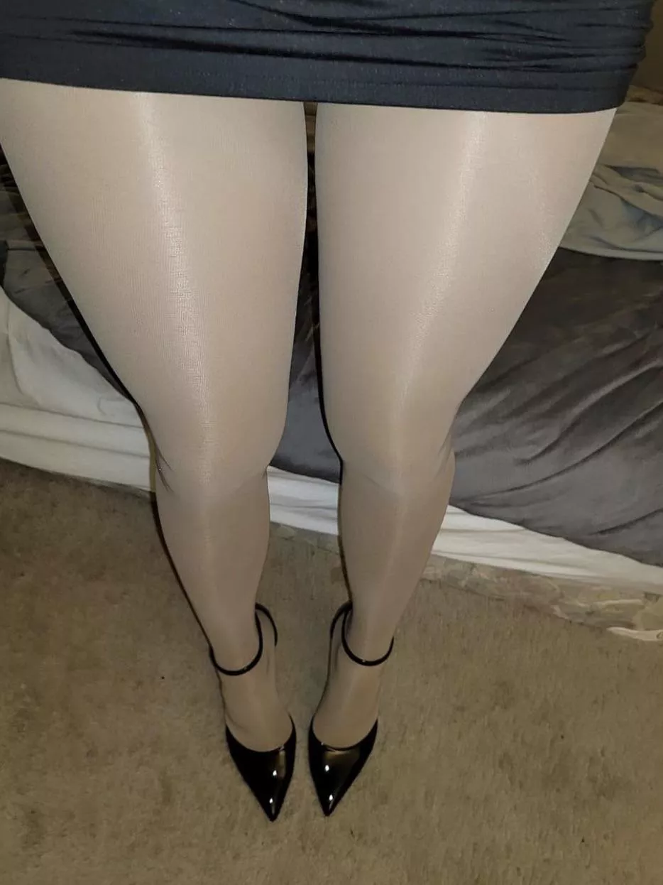 Tan pantyhose anyone? 🥰💋🤍 posted by nikedunkIow