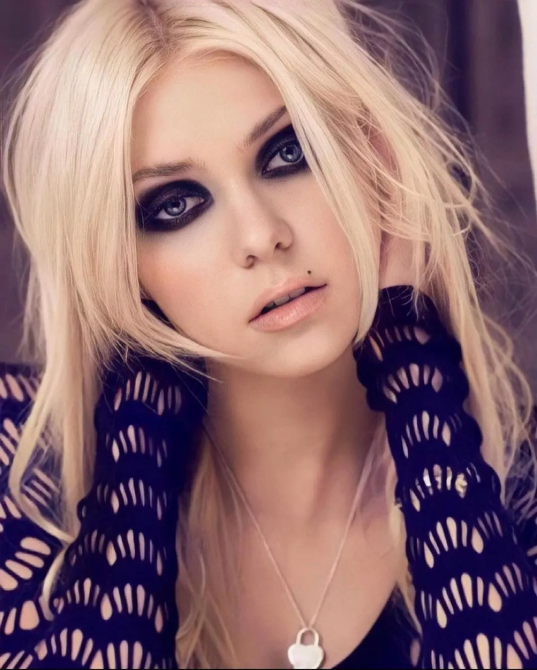 Taylor Momsen posted by spunkgargle_weewee