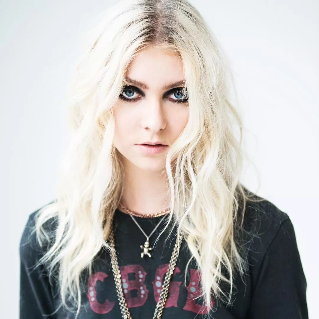 Taylor Momsen posted by spunkgargle_weewee