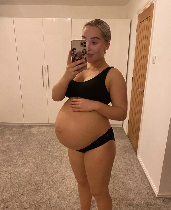 That's a sexy mirror selfie posted by CarryMyBabies