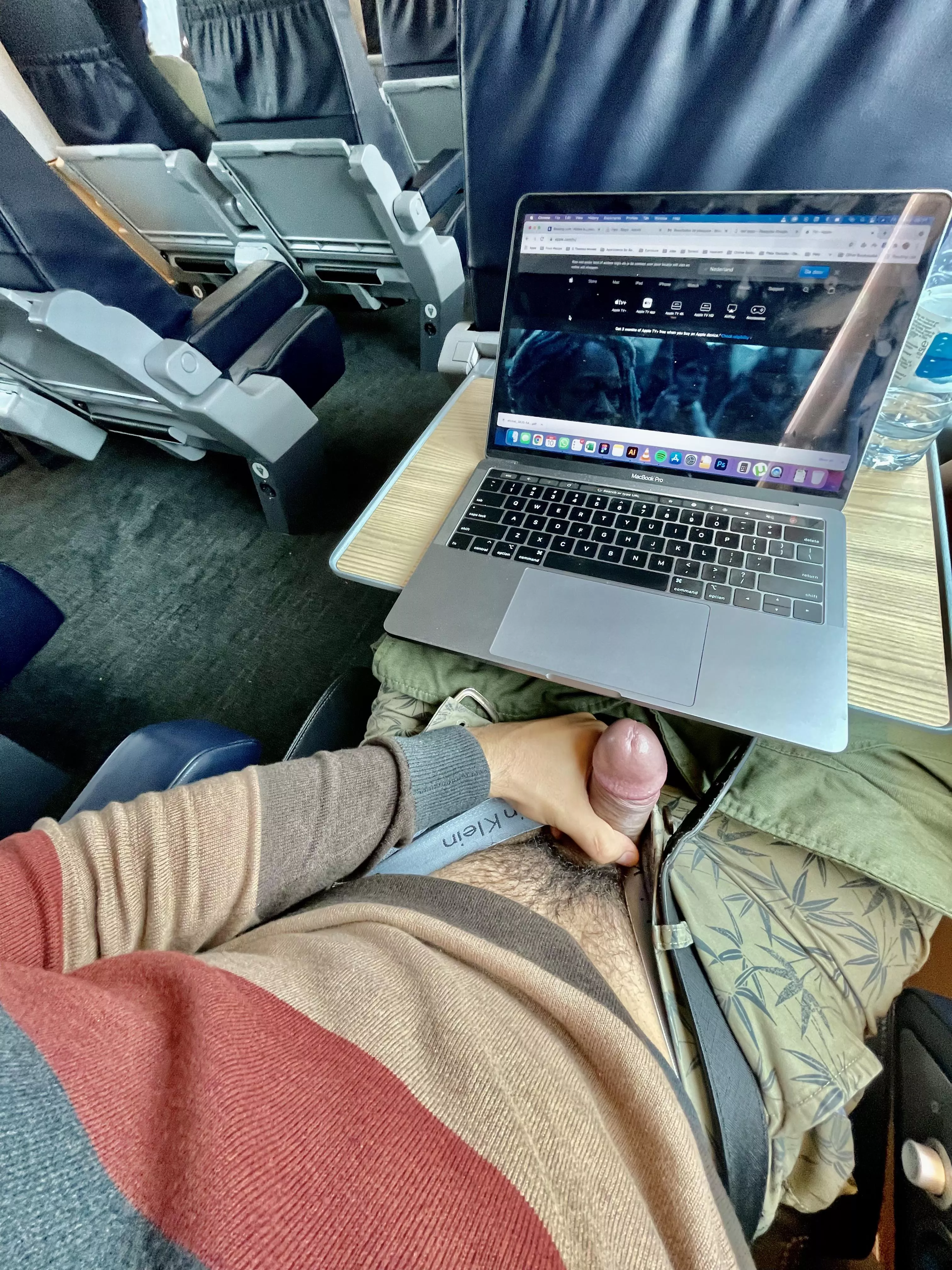 The 6,5h train ride from Porto to Faro made me horny 🥲 posted by 105774410