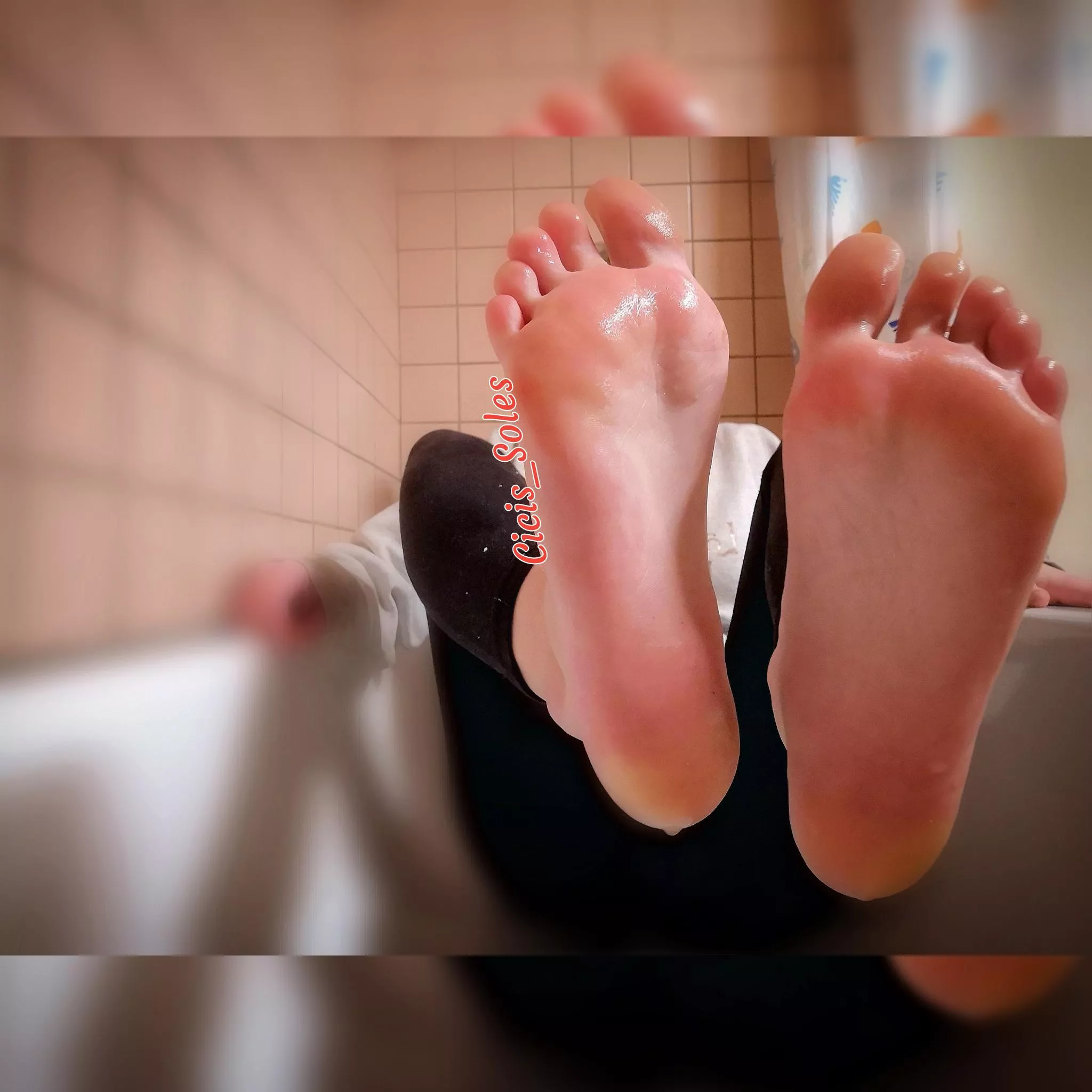 The bathtub is where I get the cleanest and the dirtiest. 💦🥵 Can I slip 'n slide these soles all over your face? 👅🦶 posted by Cicis_Soles