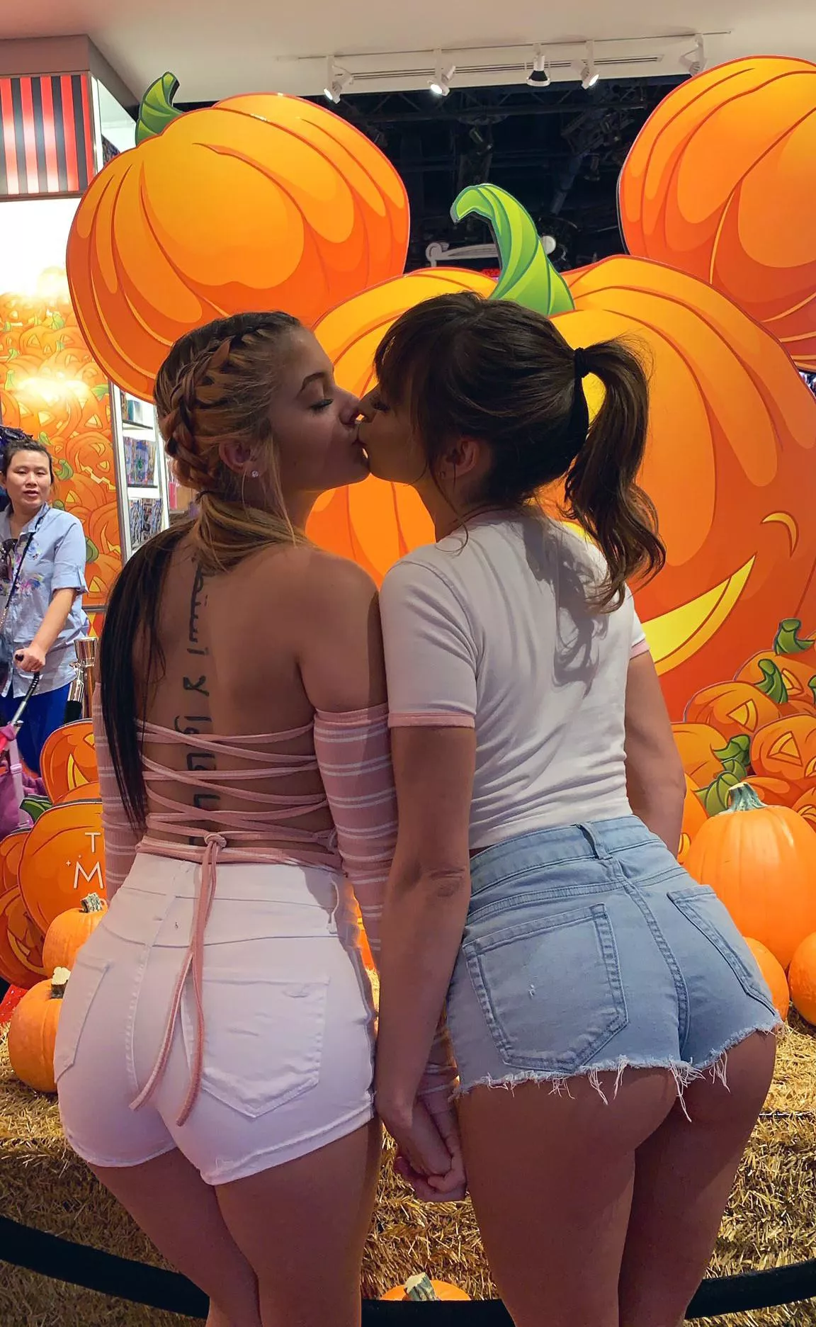 The Girls kissing posted by brassuka