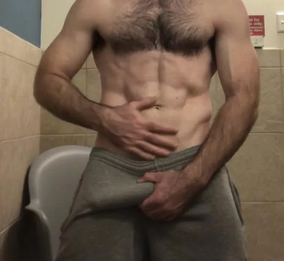 The grey sweats always show it off best… posted by napao81