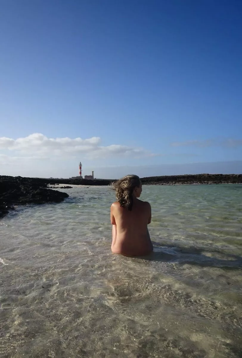 The lighthouse at ElCotillo in Fuerteventura (Holly - _free_to_be_me_ on Twitter) posted by bobettebobqc