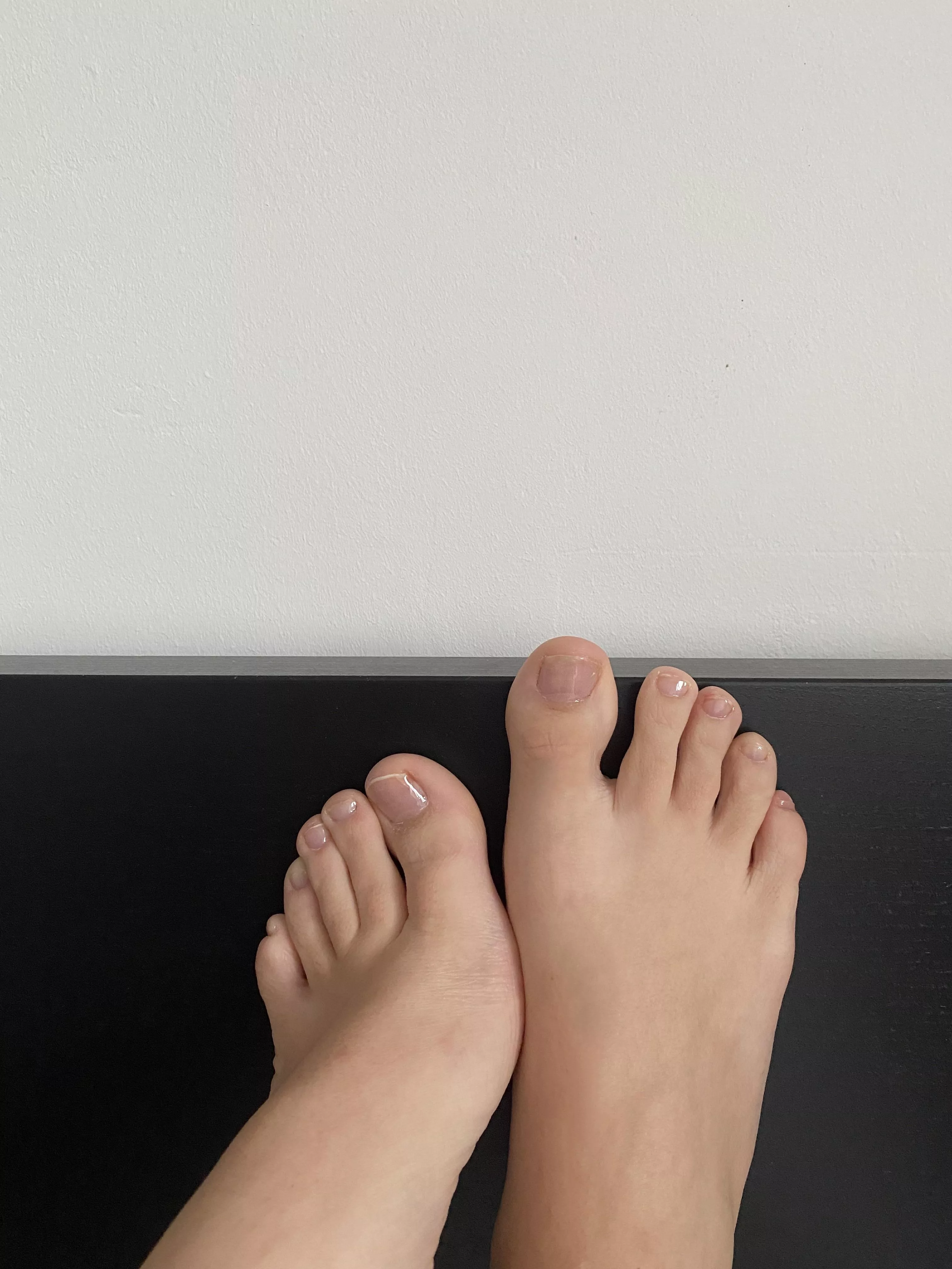 The perfect toes to suck on?🦶🏻🤤🔥 posted by Careless-Link-8816