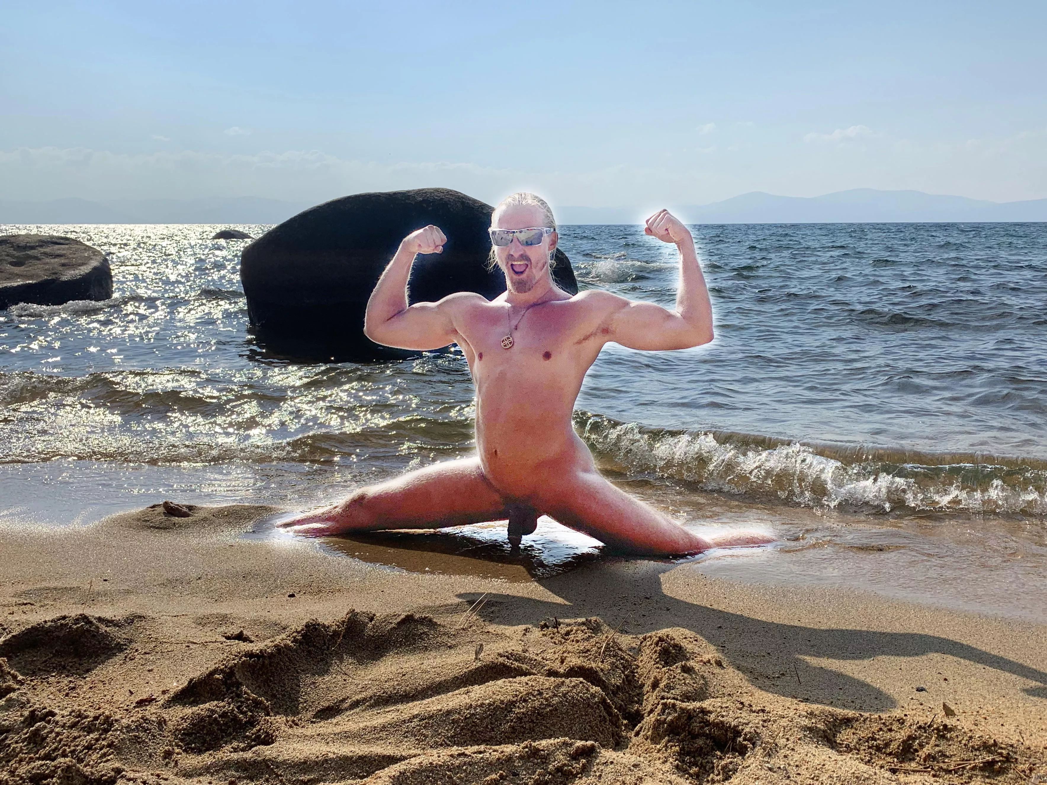 The splits pose in the sun on beach sand is one of the most incredible feelings 😍 the beach is my favorite place for yoga and stretching. 💚🌊 posted by Goldengod17