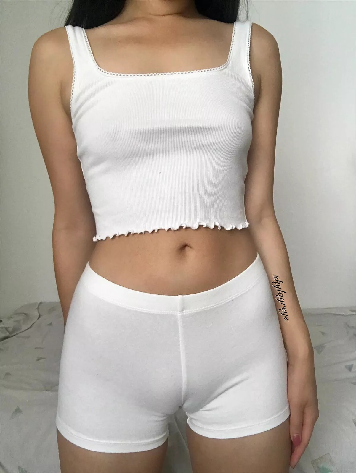 The white brings out my camel toe even more posted by skylagreys