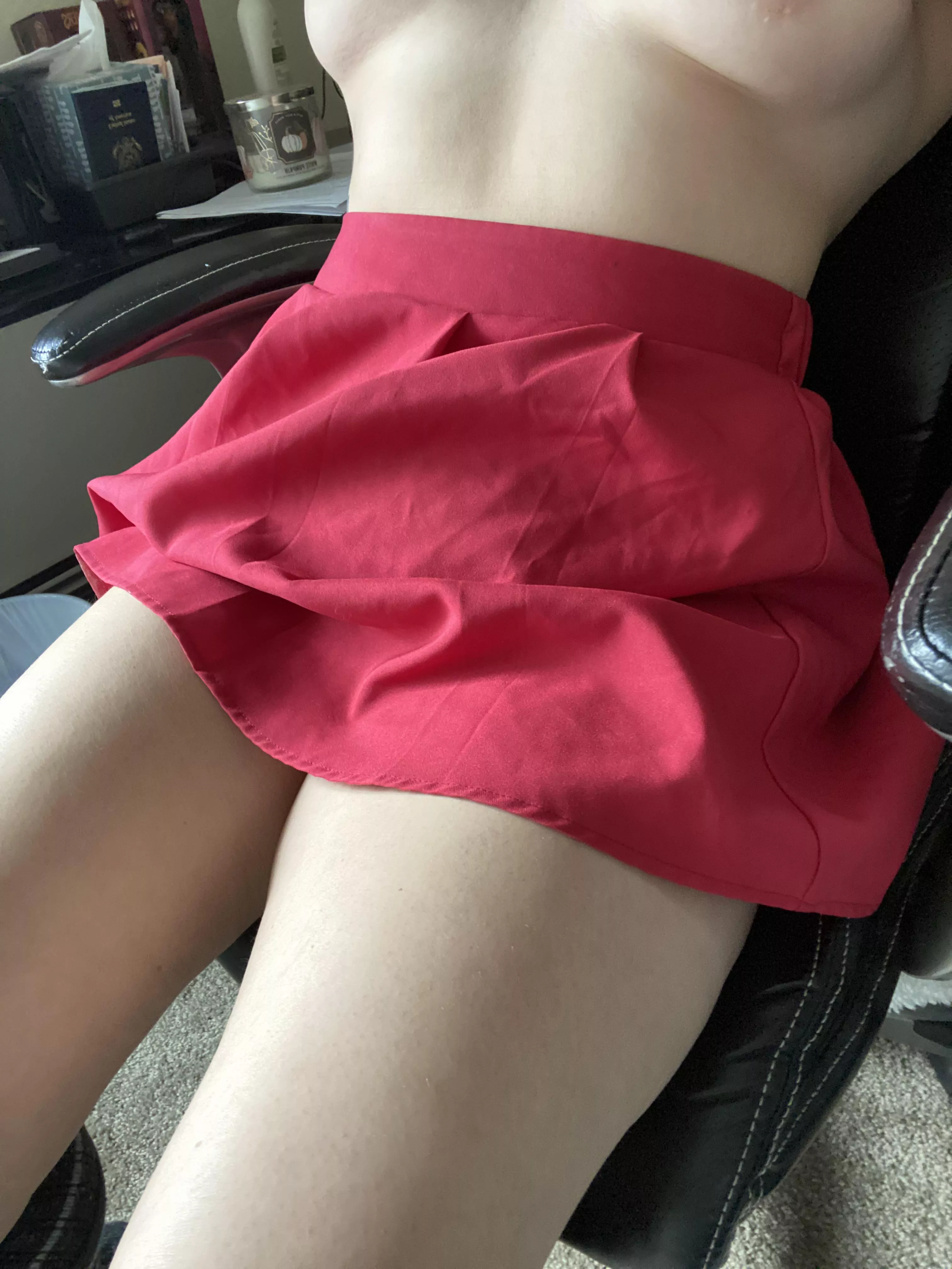 There’s nothing underneath my skirt 😋 posted by Bitemlipsquuezemhips