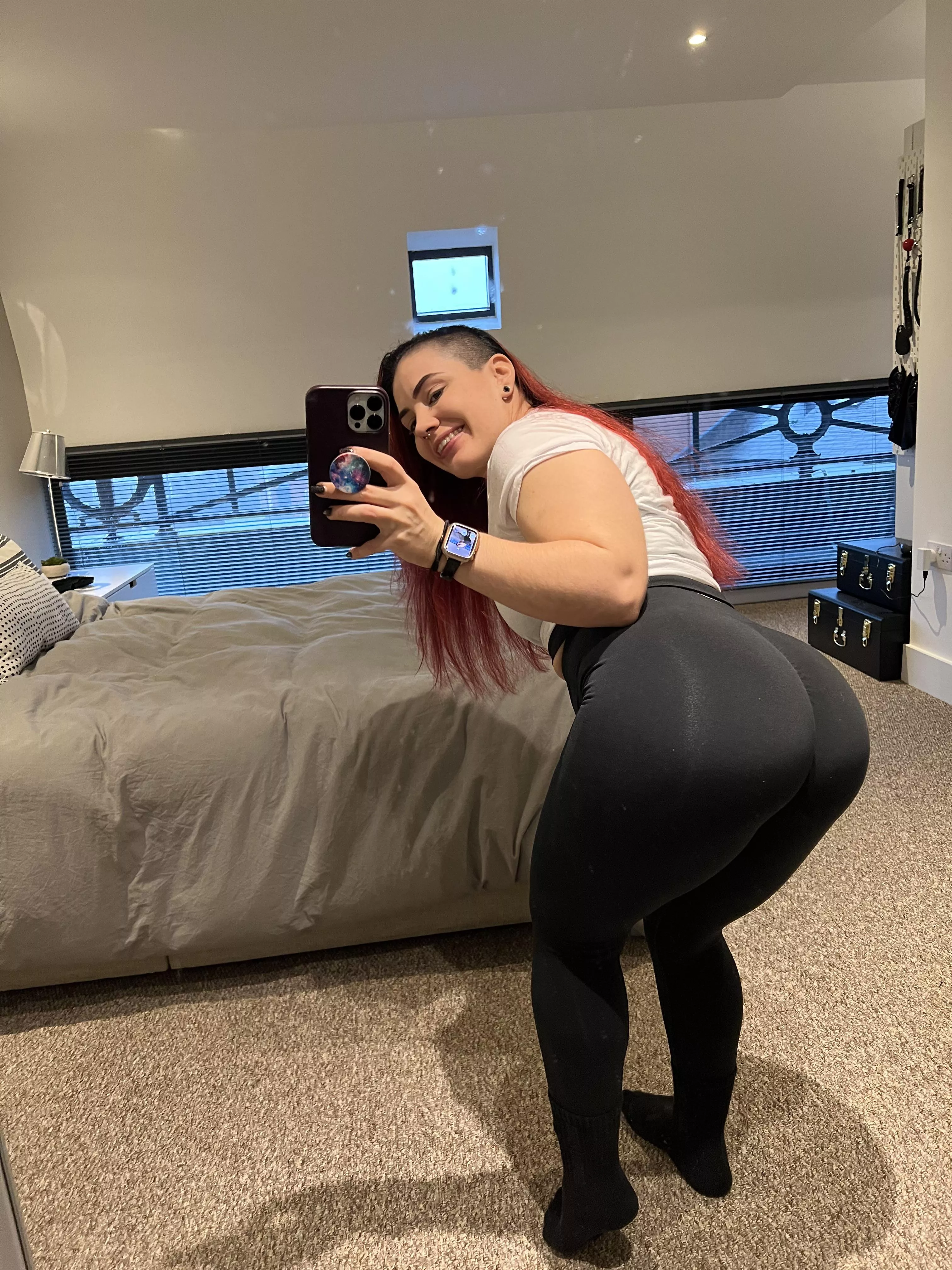 Thicc booty in some very tight leggings 😋 posted by power_midget