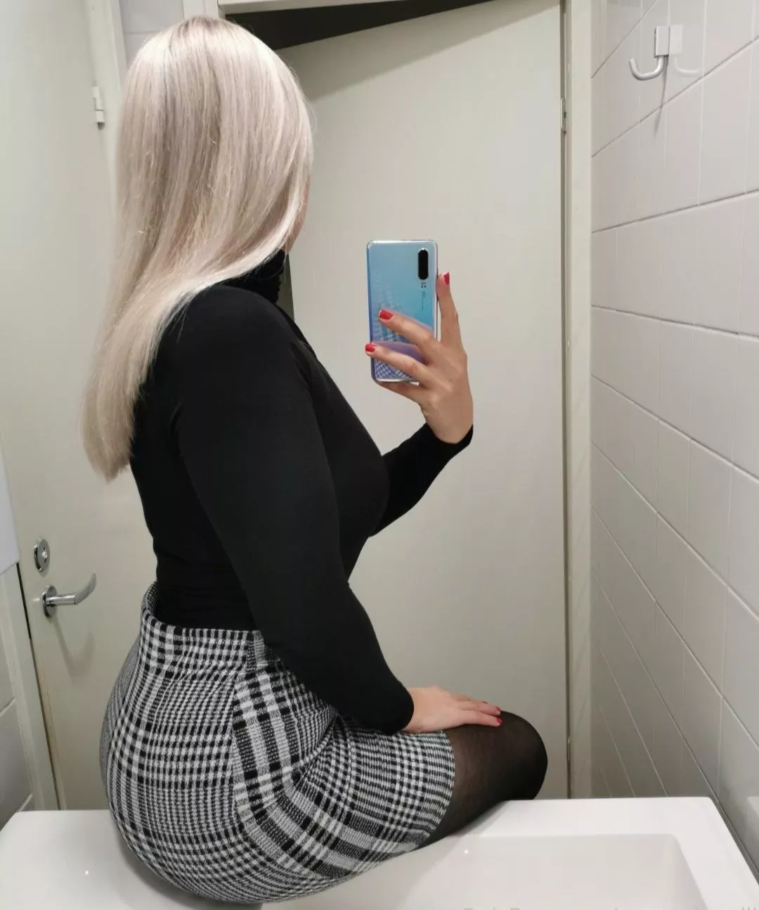 This office ass(istant) is ready for the weekend😍 posted by naapurinnelli