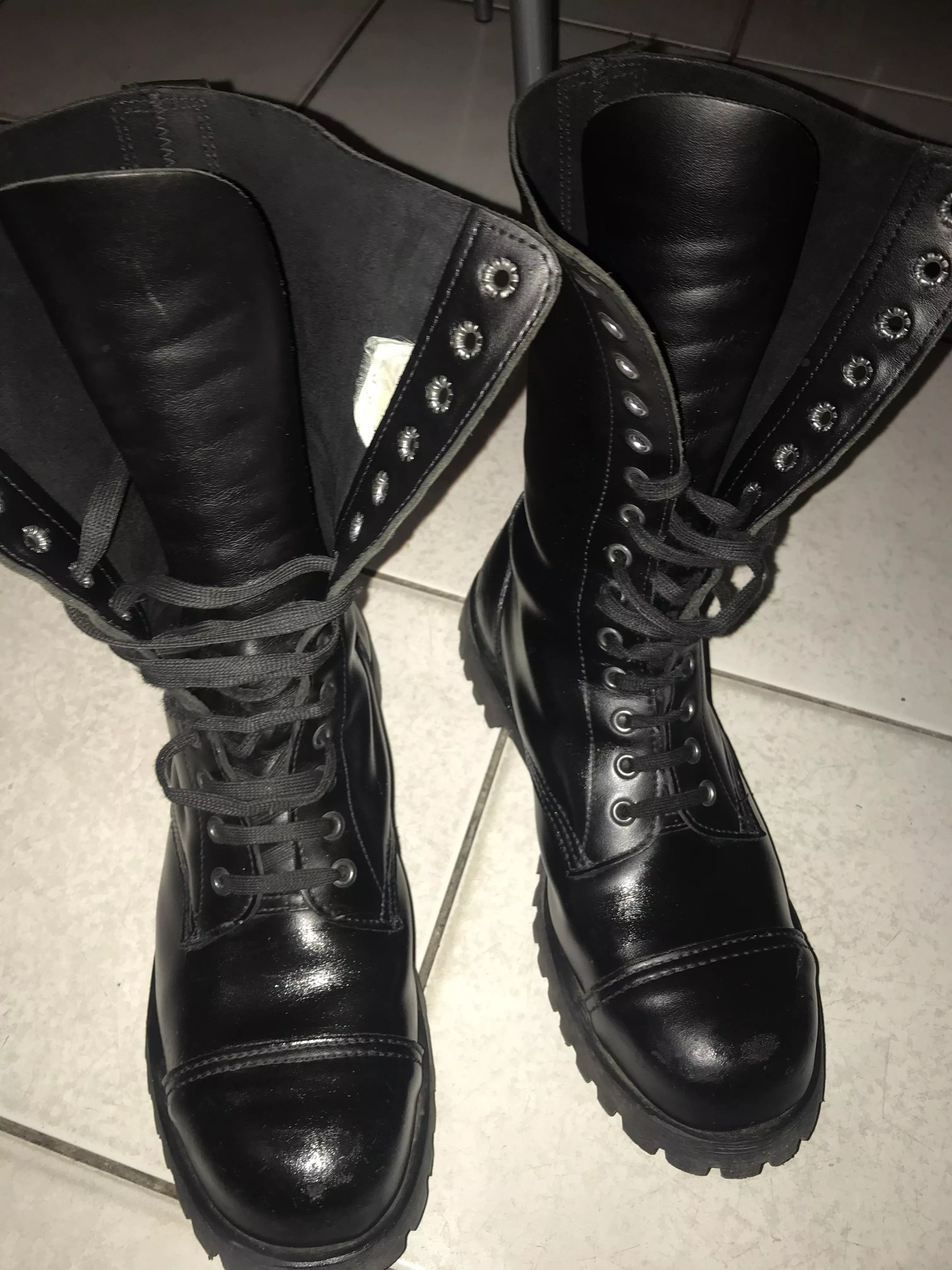 this post is a reminder to CONDITION YOUR BOOTS! slather on some lard, oil or whatever. keep that leather soft! 🖤 posted by akirarn