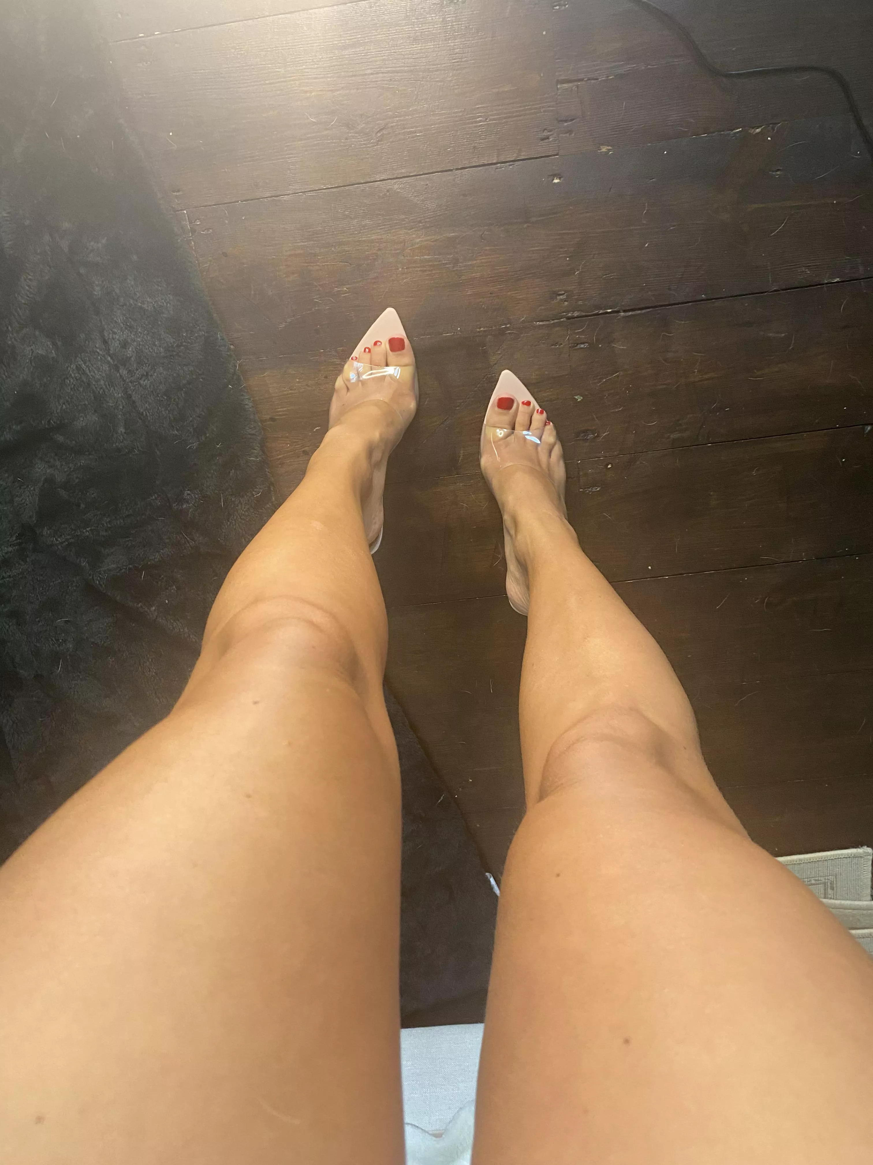 Thought I’d show the legs as well as the feet 🦶🏼 what do you think? posted by scarlettssexyfeet