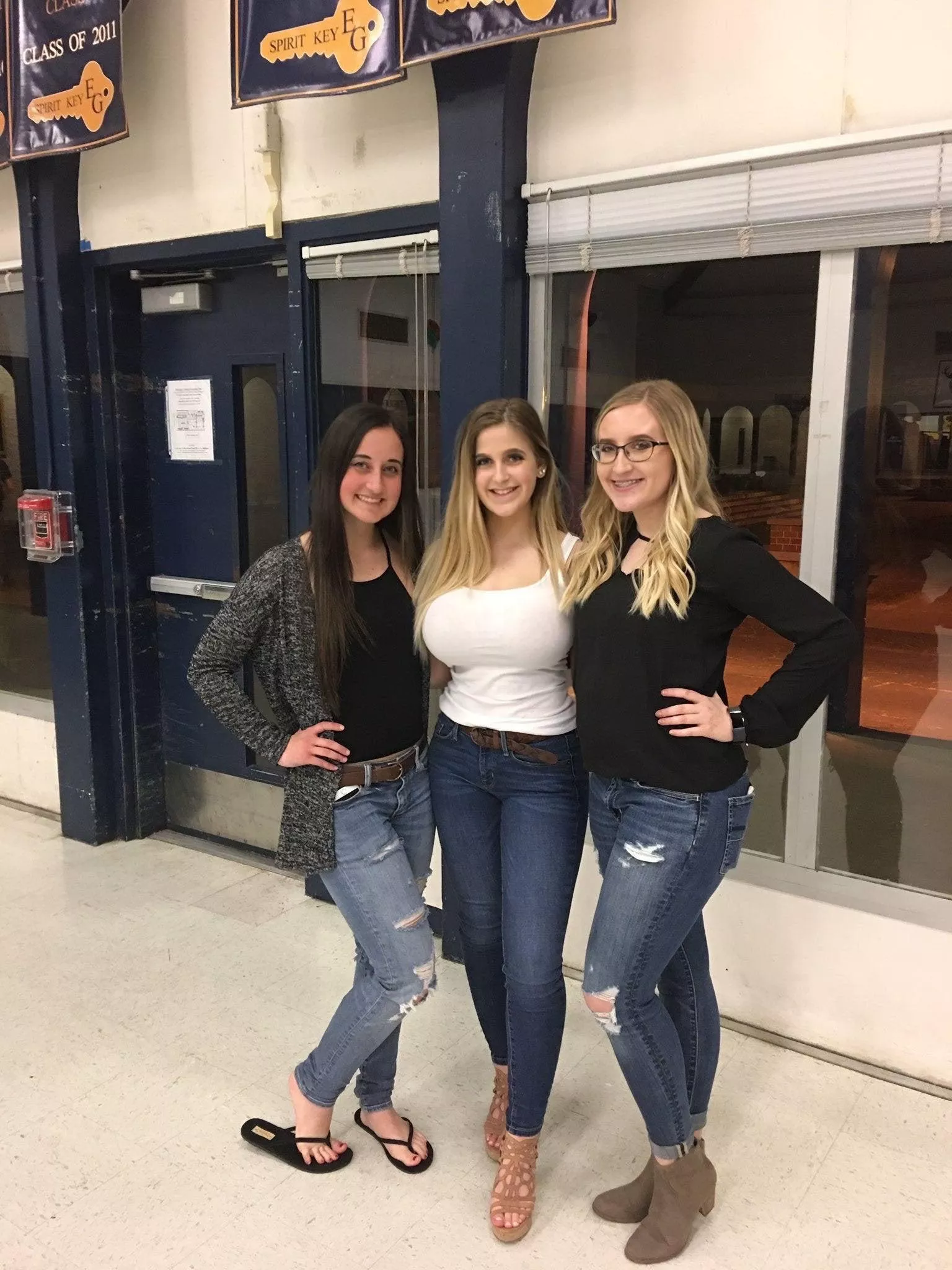 Three shy girls, one has huge boobs and the others don’t posted by yassjobbs