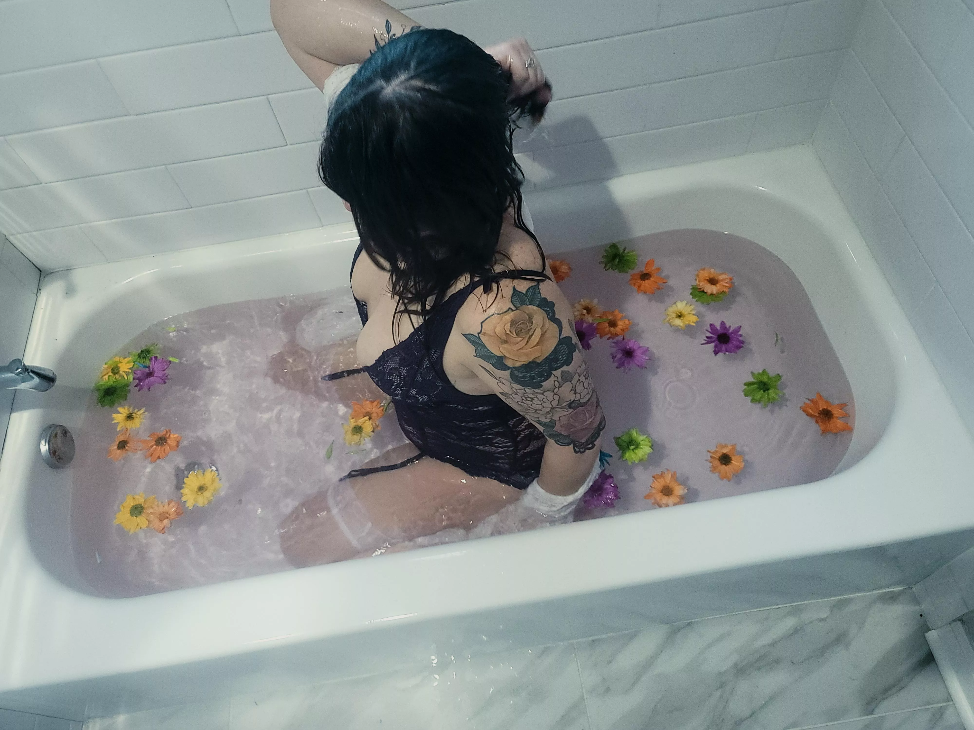 Threw some flowers in the bath today ðŸ’â€â™€ï¸ðŸ’¦ posted by JustJessicaXxx