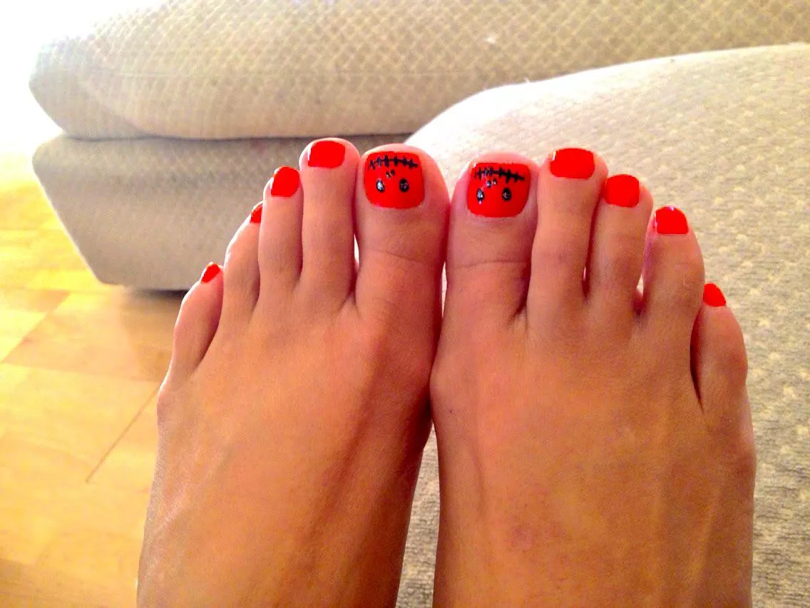 Throwback to Halloween pedicure (f)or my feet lovers. Hubby luvs my 50 yo Mexican feet. posted by Princessmilffeet