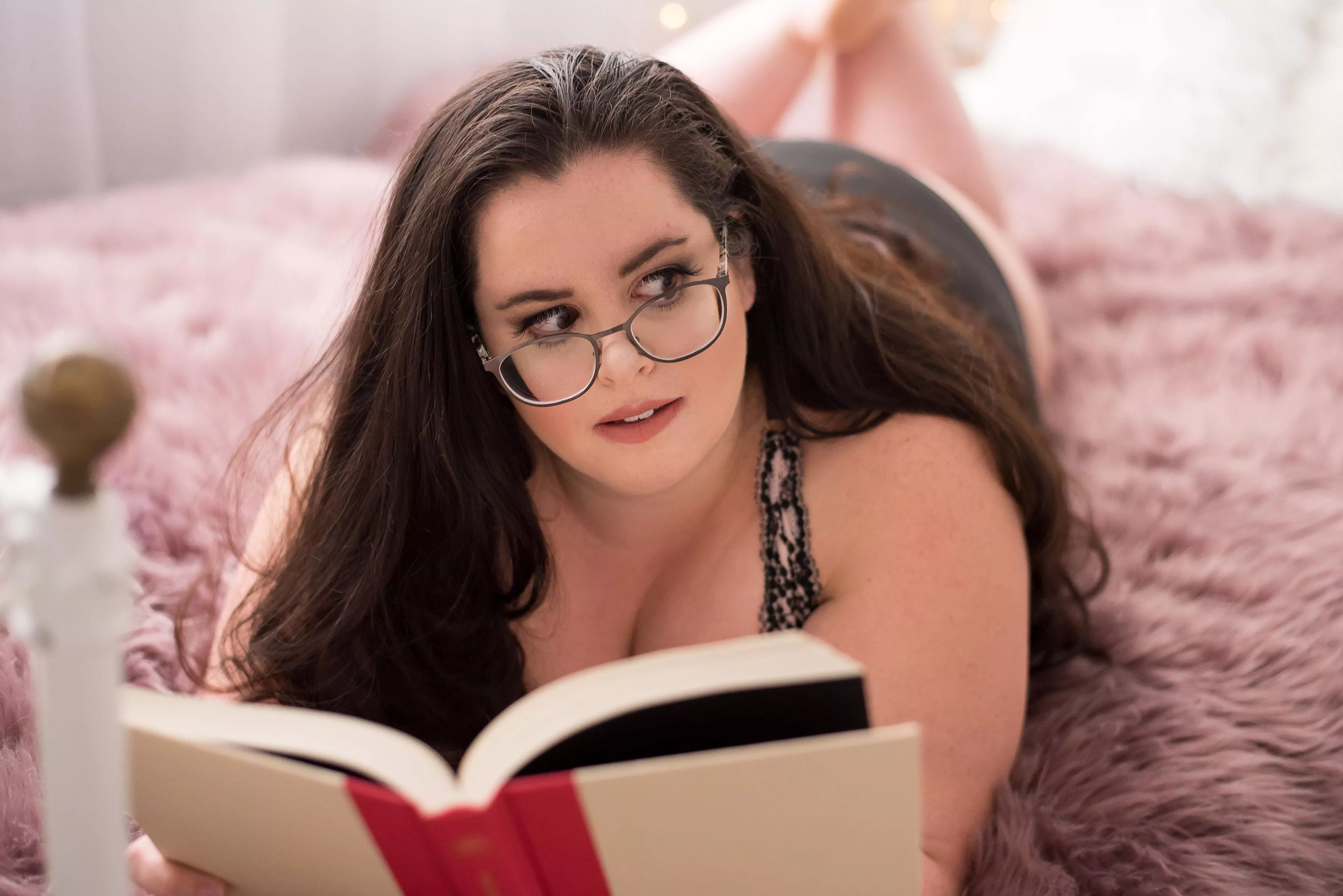 Throwback to my first ever boudoir shoot. 👏🏻 now I’m addicted. posted by bookwormbyday