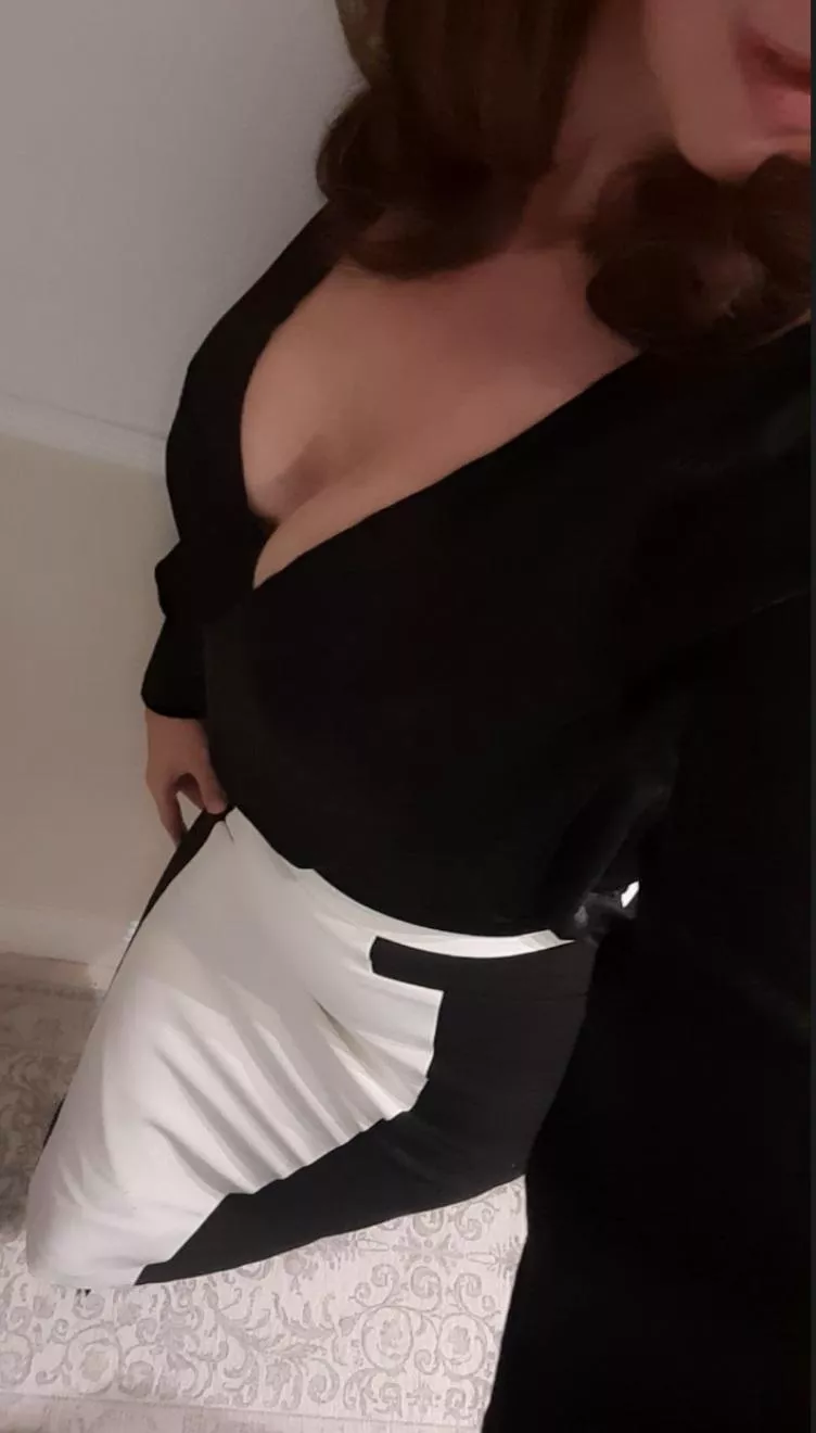 Thumbs up 👍👍 if you're a fan of pencil skirts 🤍🖤🤍 posted by cumandplay_