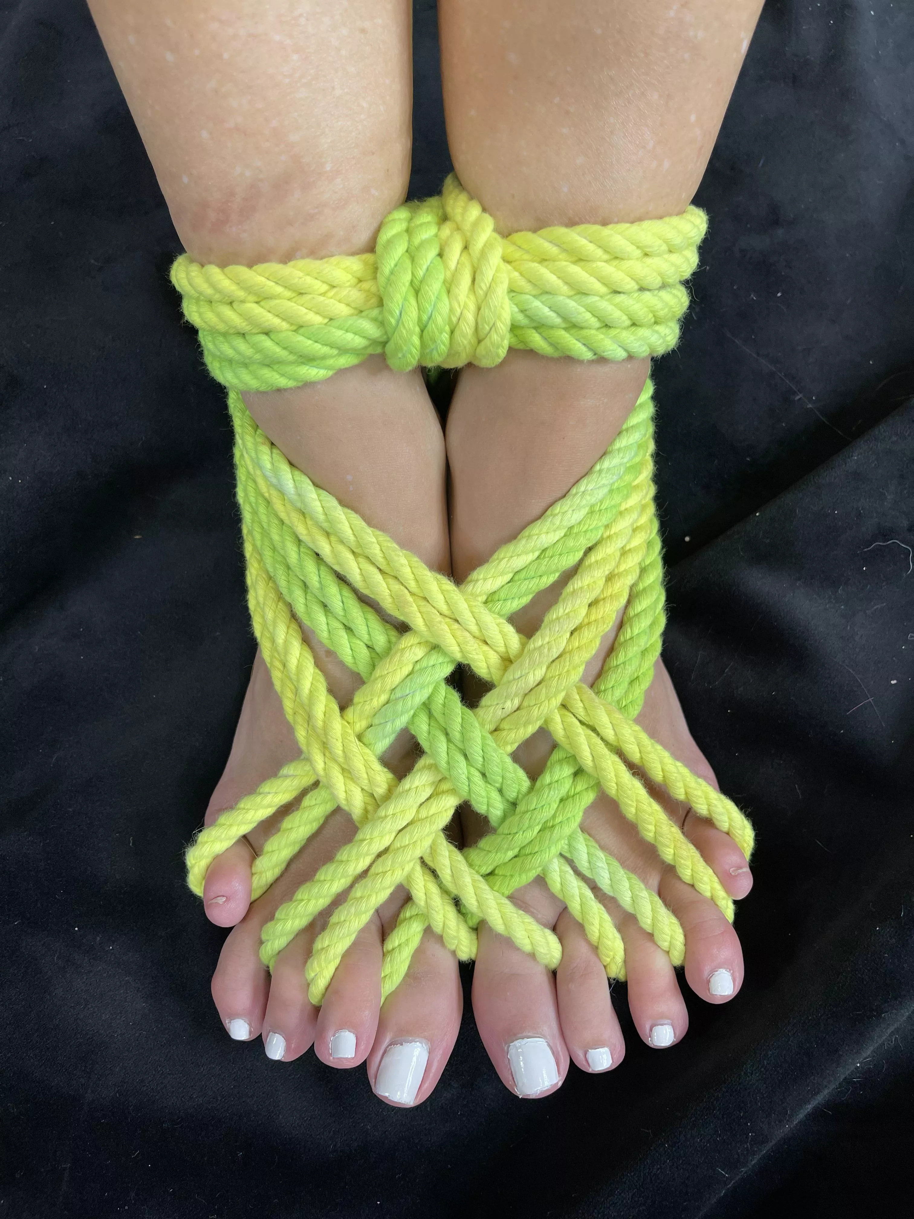 Tie up my toes posted by PlaywithJessica