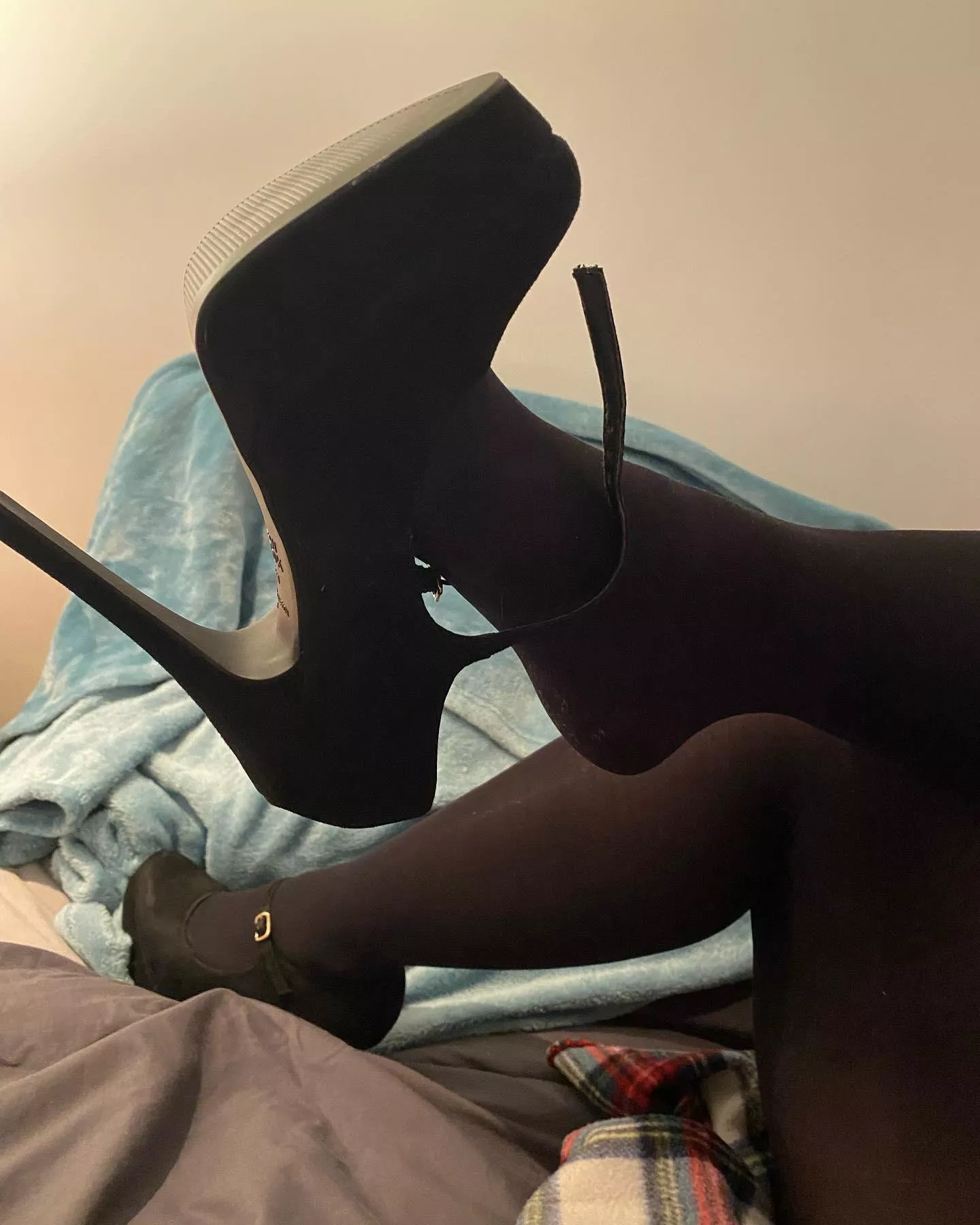 Tights and a high heels dangle. Aren’t you a lucky bunch ?? posted by FeetByFifi