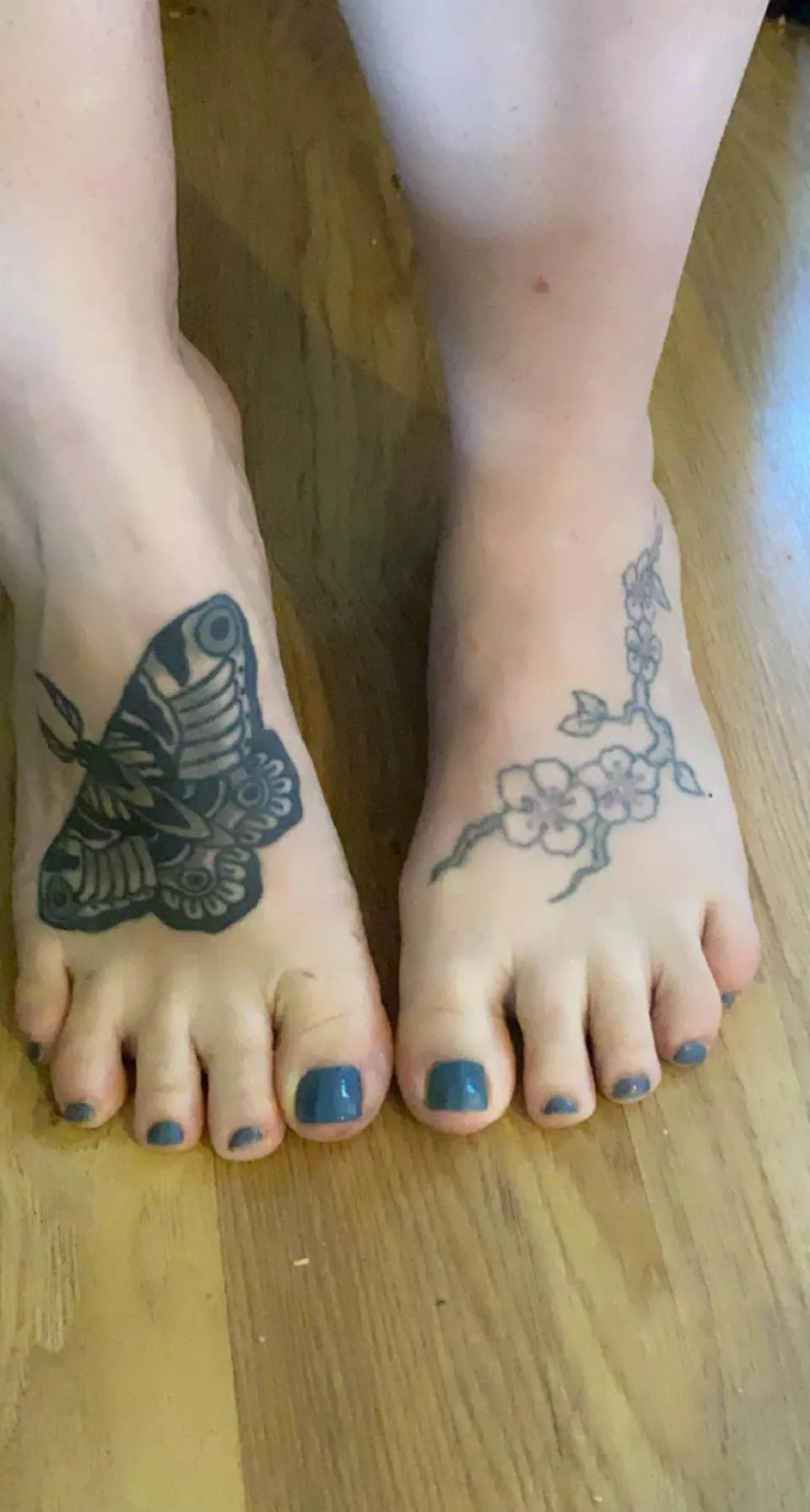 Tiny tattooed feet ❤️ posted by dracu1aa