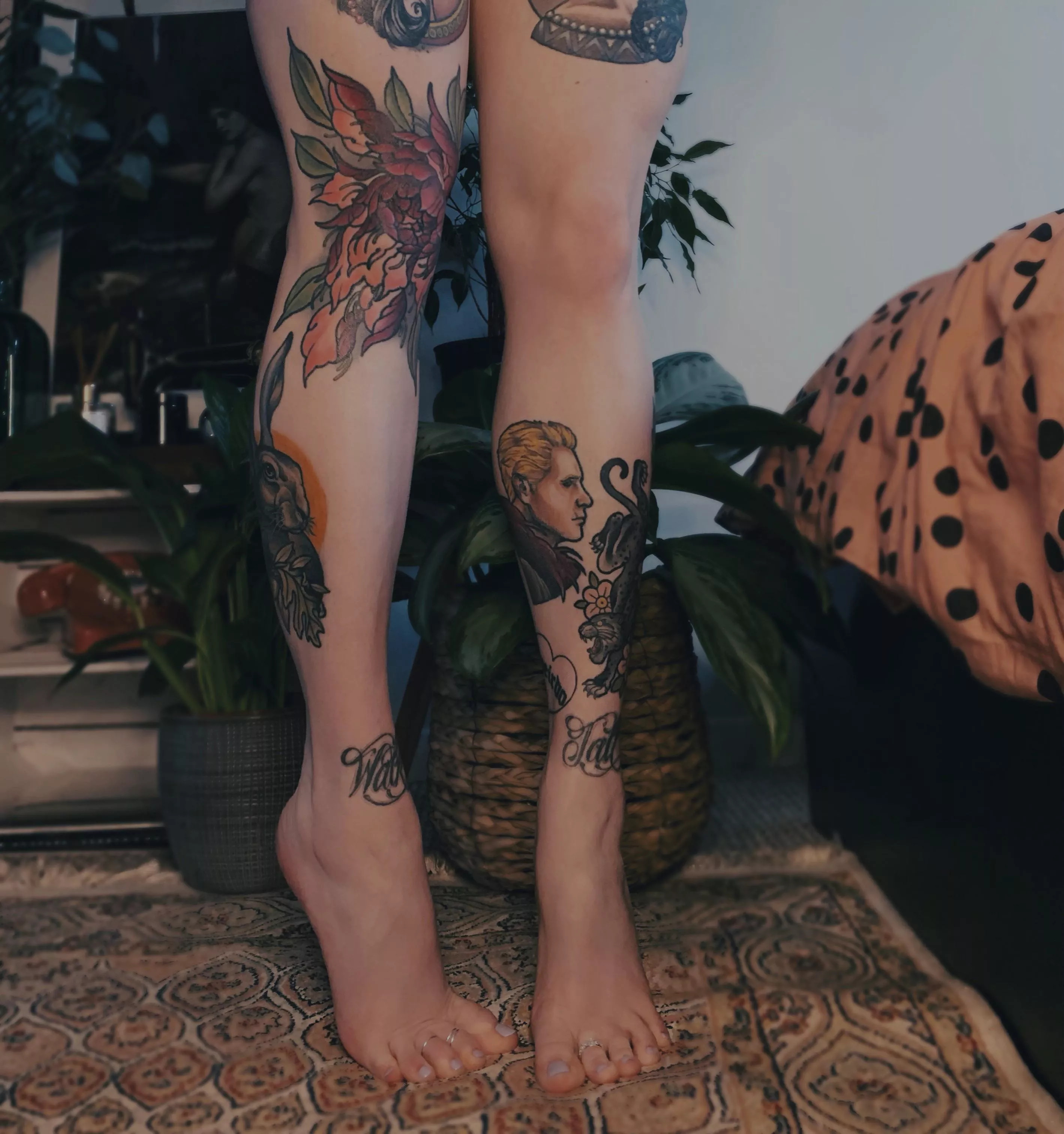 Tippy toes, wanna kiss my soles and arches? Maybe my tattoos, too 💋🦶🏻 posted by Faefeet