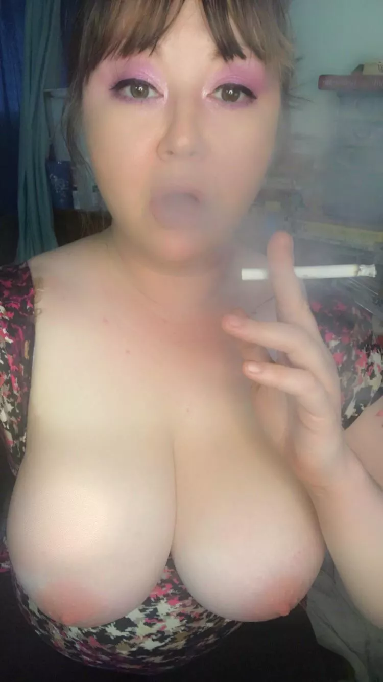 Tits and smoke 💋 posted by violet_pastille