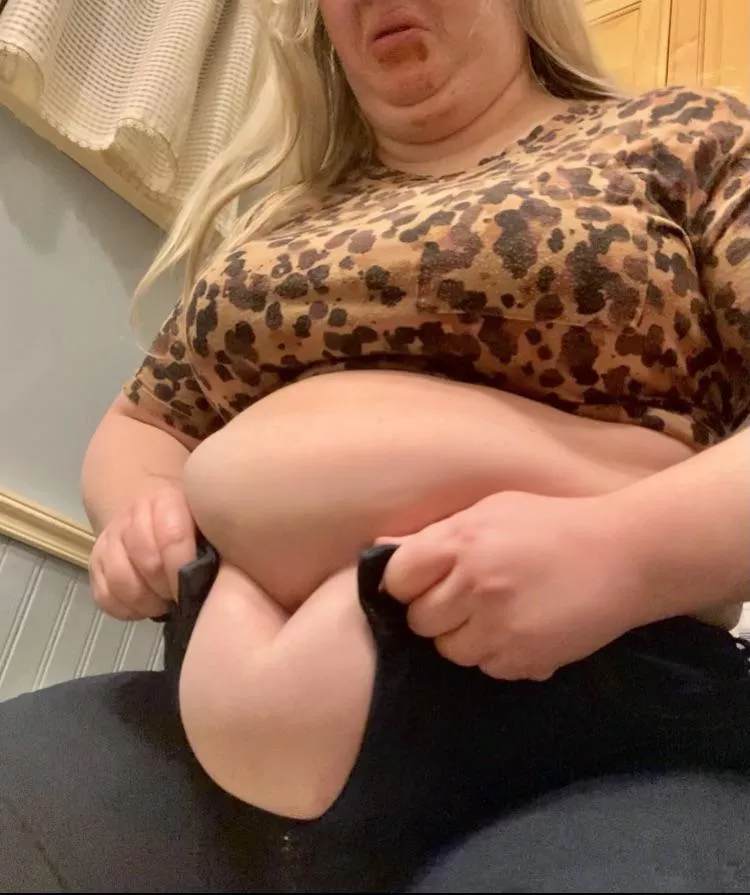 TLDR: a fat girl eats so much on Valentine’s Day she can’t button her jeans due to a massively overstuffed stomach 😂❤️ posted by myfatblondegf