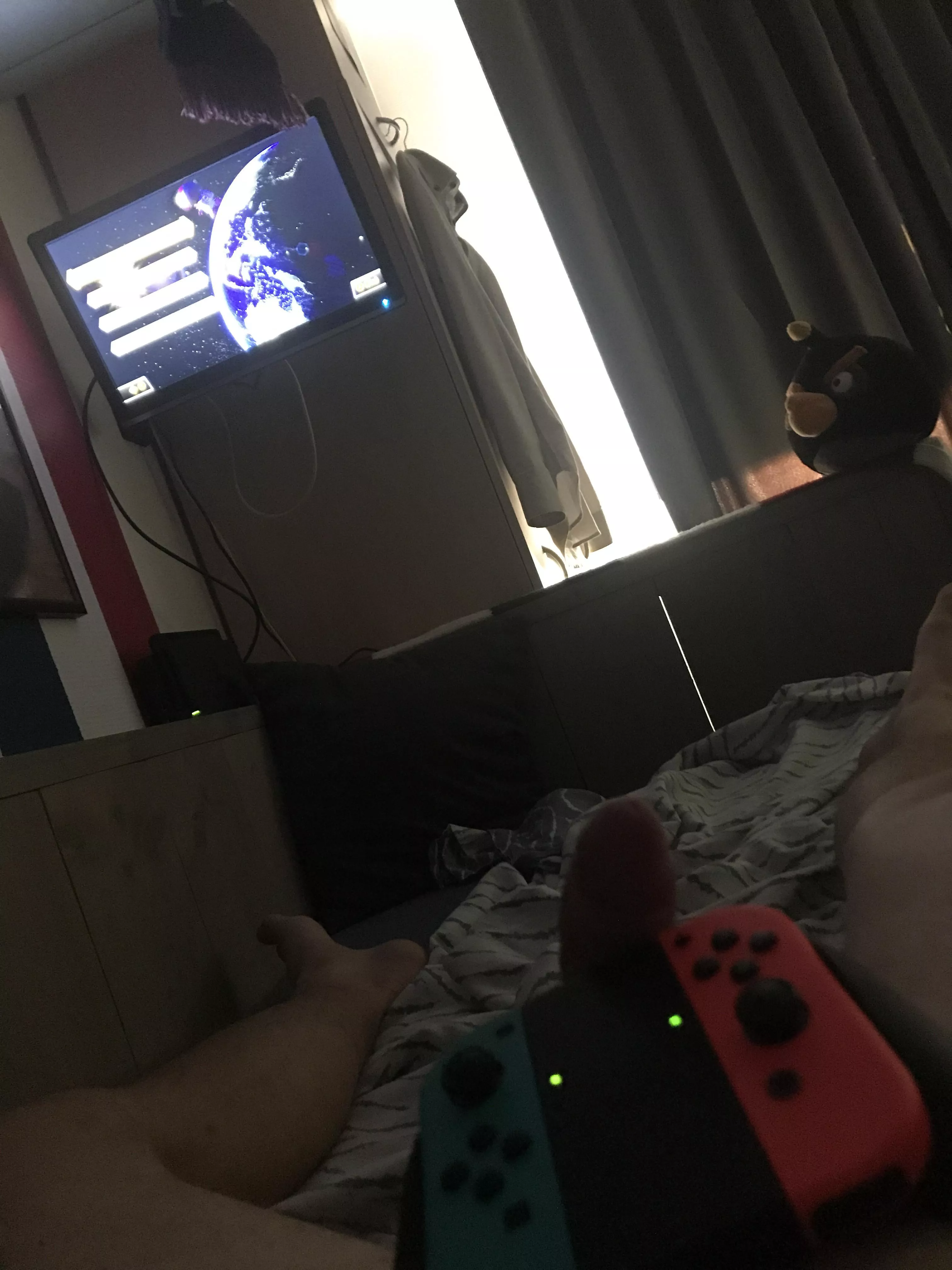 To hot to game with clothes on [23m] posted by Schedelmok97_NL