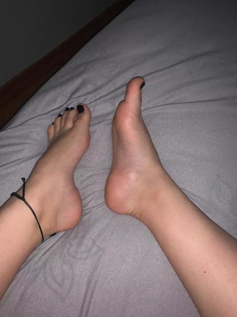 toes n soles, what looks better? 🙈 they all ready for fun. dms/pms r welcome posted by pessbeach