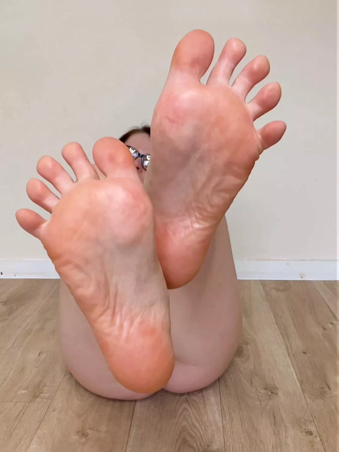 Toes spread and waiting for ur tongue posted by helenrofficial