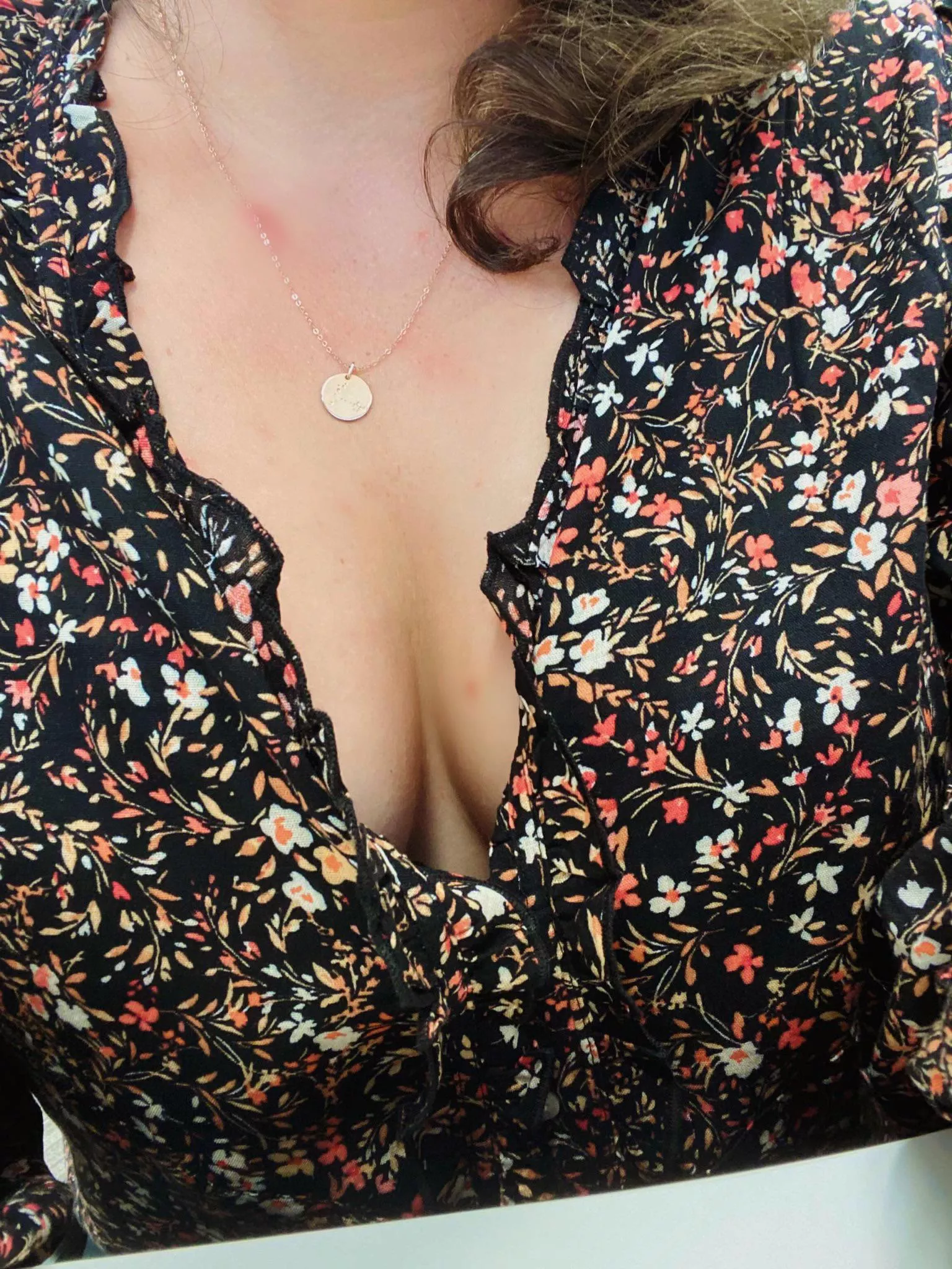 Took a quick cleavage pic while sitting at my desk at work 😘 posted by good_girl_xx