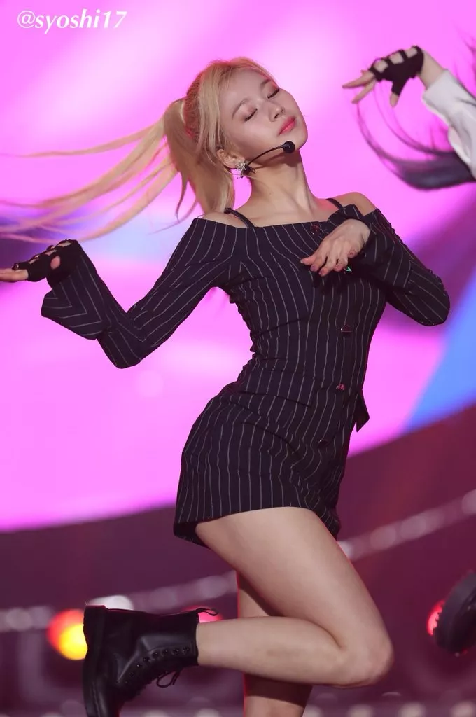 Twice - Sana , throwback to her thighs posted by T45tyh0rny