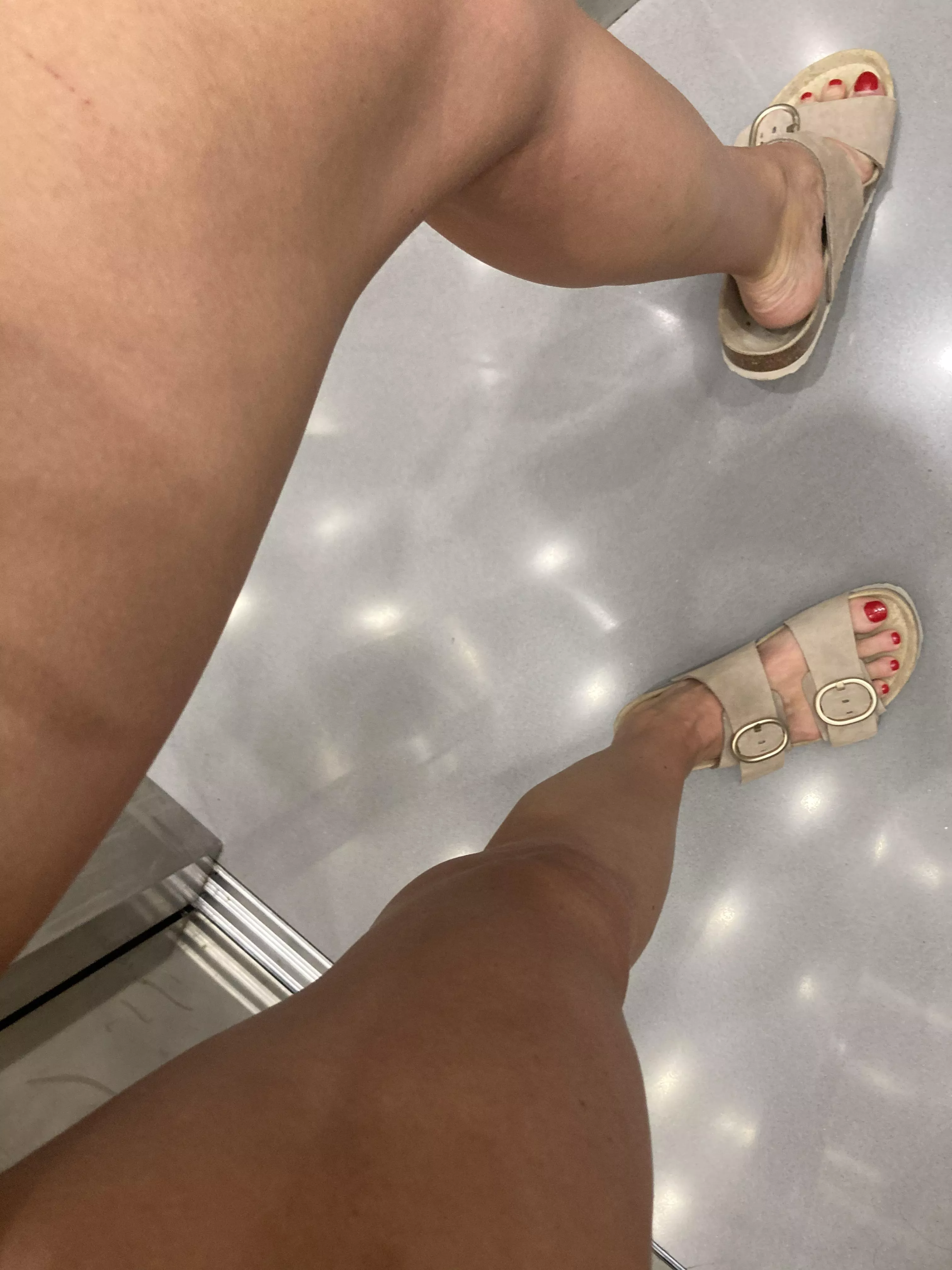 Upvote if you'd lick my feet clean in the elevator while I film it 🤳💦 posted by KatieFoot