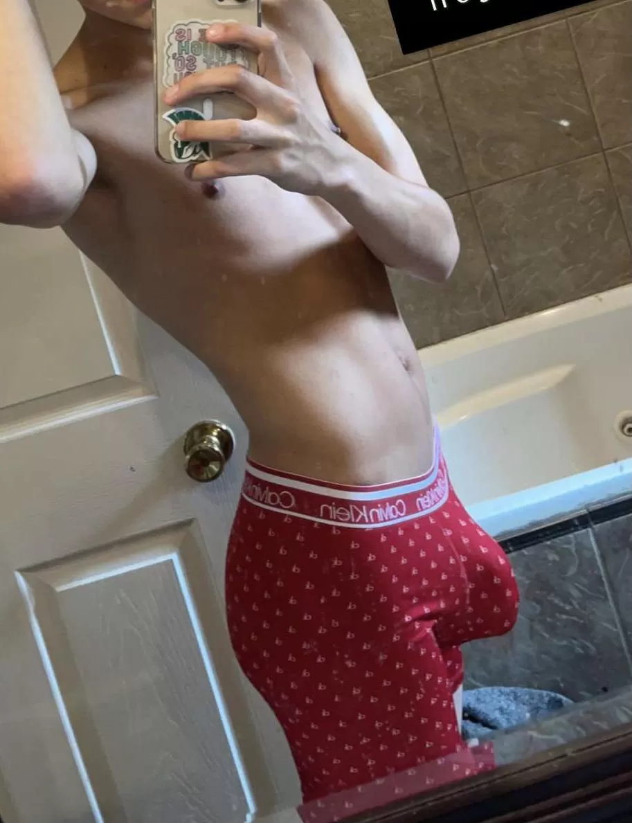 Upvote if you’d worship this hung twink 😈 posted by NikeSockL0ver