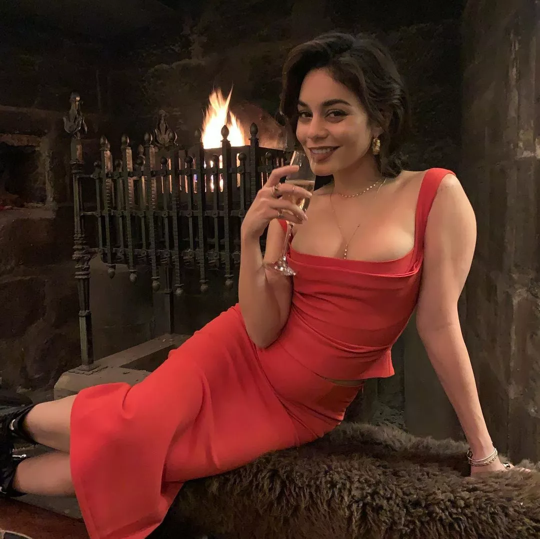 Vanessa Hudgens posted by lebsages